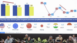 Menteri Keuangan Sri Mulyani Indrawati (kedua kiri) didampingi Wakil Menteri Keuangan Thomas Djiwandono (kiri), Suahasil Nazara (kedua kanan), dan Anggito Abimanyu (kanan) menyampaikan konferensi pers APBN KiTa di Kantor Kementerian Keuangan, Jakarta, Selasa (17/6/2025). Menteri Keuangan melaporkan Anggaran Pendapatan dan Belanja Negara (APBN) mengalami defisit sebesar Rp21 triliun atau 0,09 persen terhadap Produk Domestik Bruto (PDB) pada Mei 2025. ANTARA FOTO/Dhemas Reviyanto/bar