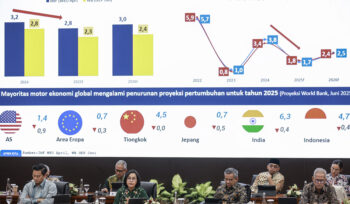 Menteri Keuangan Sri Mulyani Indrawati (kedua kiri) didampingi Wakil Menteri Keuangan Thomas Djiwandono (kiri), Suahasil Nazara (kedua kanan), dan Anggito Abimanyu (kanan) menyampaikan konferensi pers APBN KiTa di Kantor Kementerian Keuangan, Jakarta, Selasa (17/6/2025). Menteri Keuangan melaporkan Anggaran Pendapatan dan Belanja Negara (APBN) mengalami defisit sebesar Rp21 triliun atau 0,09 persen terhadap Produk Domestik Bruto (PDB) pada Mei 2025. ANTARA FOTO/Dhemas Reviyanto/bar