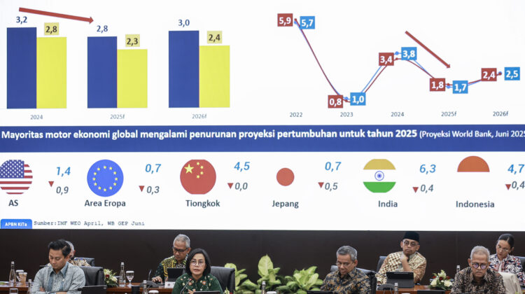 Menteri Keuangan Sri Mulyani Indrawati (kedua kiri) didampingi Wakil Menteri Keuangan Thomas Djiwandono (kiri), Suahasil Nazara (kedua kanan), dan Anggito Abimanyu (kanan) menyampaikan konferensi pers APBN KiTa di Kantor Kementerian Keuangan, Jakarta, Selasa (17/6/2025). Menteri Keuangan melaporkan Anggaran Pendapatan dan Belanja Negara (APBN) mengalami defisit sebesar Rp21 triliun atau 0,09 persen terhadap Produk Domestik Bruto (PDB) pada Mei 2025. ANTARA FOTO/Dhemas Reviyanto/bar