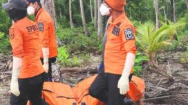 Proses evakuasi mayat yang terapung di perairan Ombuli, Bulagi, Banggai Kepulauan (Dok.BPBD Bangkep)