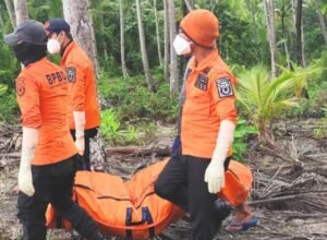 Proses evakuasi mayat yang terapung di perairan Ombuli, Bulagi, Banggai Kepulauan (Dok.BPBD Bangkep)