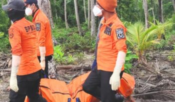 Proses evakuasi mayat yang terapung di perairan Ombuli, Bulagi, Banggai Kepulauan (Dok.BPBD Bangkep)