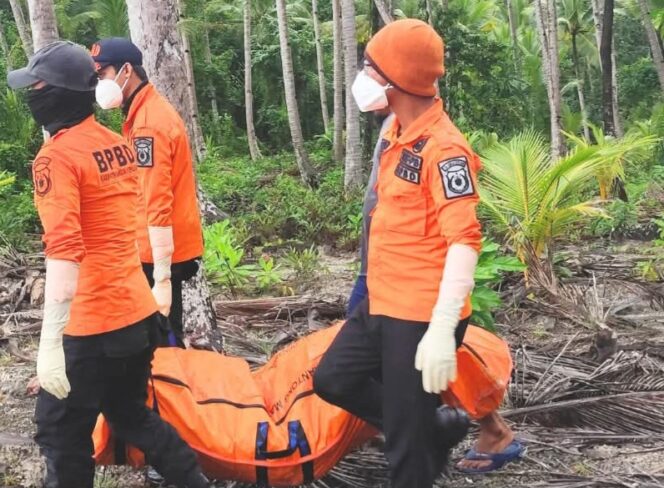 
					Proses evakuasi mayat yang terapung di perairan Ombuli, Bulagi, Banggai Kepulauan (Dok.BPBD Bangkep)