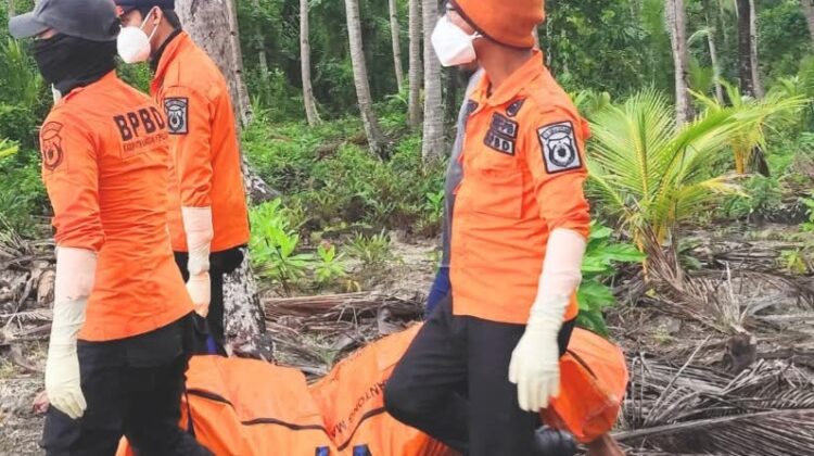 Proses evakuasi mayat yang terapung di perairan Ombuli, Bulagi, Banggai Kepulauan (Dok.BPBD Bangkep)
