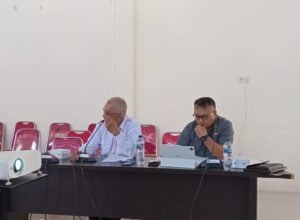 Dua pengacara Effendy Mokendji dan Martono Djibran pada RDP bersama DPRD Banggai Laut (Foto:Nomo/BanggaiTerkini)