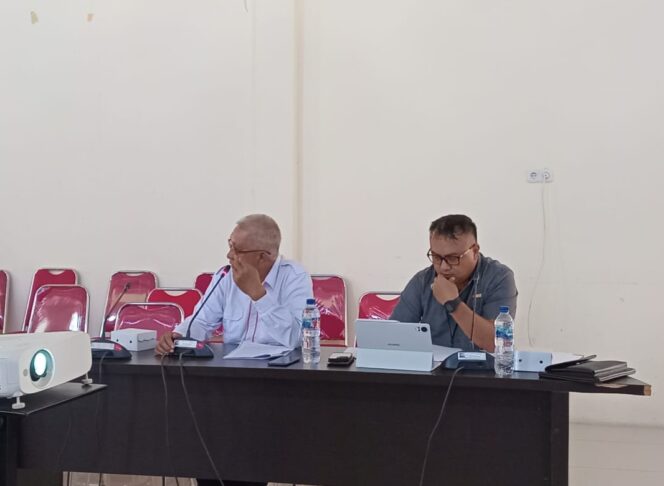 
					Dua pengacara Effendy Mokendji dan Martono Djibran pada RDP bersama DPRD Banggai Laut (Foto:Nomo/BanggaiTerkini)