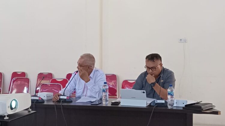 Dua pengacara Effendy Mokendji dan Martono Djibran pada RDP bersama DPRD Banggai Laut (Foto:Nomo/BanggaiTerkini)