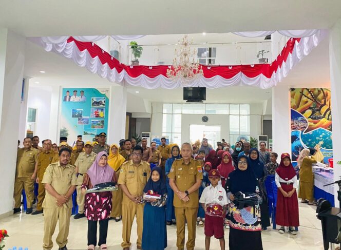 
					Bupati Banggai Laut Sofyan Kaepa Salurkan Baju Sekolah untuk Anak Yatim Piatu, Dinsos Jadi Pelaksana Teknis