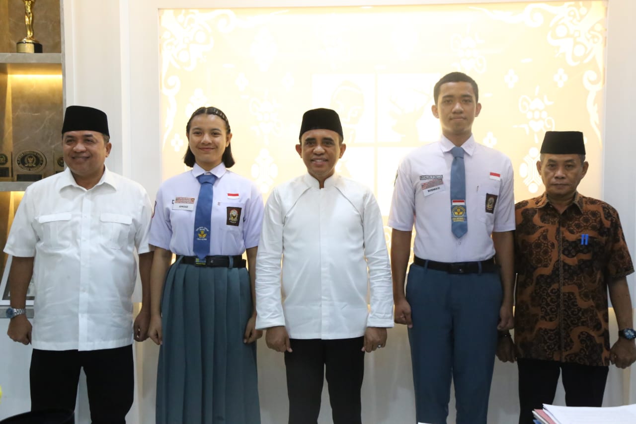 Gubernur Anwar Hafid Resmi Lepas Riswan Komian dan Anggita Putri Ikut Paskibraka Nasional