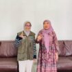 Relawan Literasi Masyarakat atau Relima, Alma Hidayah melakukan koordinasi bersama Bunda Literasi Kabupaten Banggai Laut yakni Ir. Waode Safia Sofyan Kaepa, M.Si di Rumah Jabatan Bupati (Foto : Istimewa)