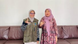 Relawan Literasi Masyarakat atau Relima, Alma Hidayah melakukan koordinasi bersama Bunda Literasi Kabupaten Banggai Laut yakni Ir. Waode Safia Sofyan Kaepa, M.Si di Rumah Jabatan Bupati (Foto : Istimewa)