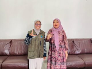 Relawan Literasi Masyarakat atau Relima, Alma Hidayah melakukan koordinasi bersama Bunda Literasi Kabupaten Banggai Laut yakni Ir. Waode Safia Sofyan Kaepa, M.Si di Rumah Jabatan Bupati (Foto : Istimewa)