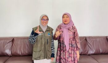 Relawan Literasi Masyarakat atau Relima, Alma Hidayah melakukan koordinasi bersama Bunda Literasi Kabupaten Banggai Laut yakni Ir. Waode Safia Sofyan Kaepa, M.Si di Rumah Jabatan Bupati (Foto : Istimewa)