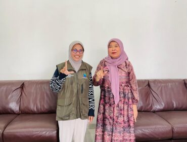 Relawan Literasi Masyarakat atau Relima, Alma Hidayah melakukan koordinasi bersama Bunda Literasi Kabupaten Banggai Laut yakni Ir. Waode Safia Sofyan Kaepa, M.Si di Rumah Jabatan Bupati (Foto : Istimewa)