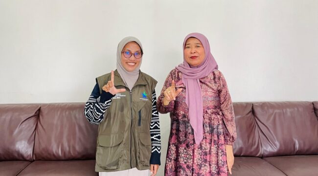 Relawan Literasi Masyarakat atau Relima, Alma Hidayah melakukan koordinasi bersama Bunda Literasi Kabupaten Banggai Laut yakni Ir. Waode Safia Sofyan Kaepa, M.Si di Rumah Jabatan Bupati (Foto : Istimewa)
