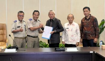 Bupati Sofyan Kaepa saat melakukan penendatanganan IPPR di Kementerian ATR/BPN Jakarta (Foto: Istimewa)