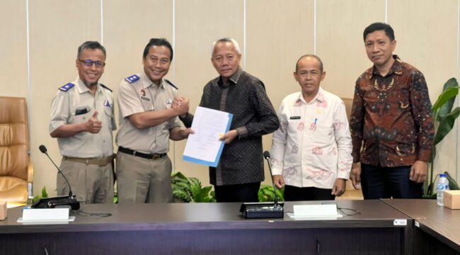 Bupati Sofyan Kaepa saat melakukan penendatanganan IPPR di Kementerian ATR/BPN Jakarta (Foto: Istimewa)