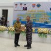 Bupati Banggai Laut, Sofyan Kaepa menyerahkan berkas hibah tanah ke Danlanal Palu, Kolonel Laut (P) Marthinus Sir untuk rencana pembangunan pos angkatan laut. (Foto: Nomo/BanggaiTerkini)