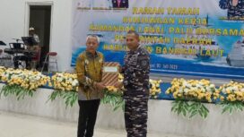 Bupati Banggai Laut, Sofyan Kaepa menyerahkan berkas hibah tanah ke Danlanal Palu, Kolonel Laut (P) Marthinus Sir untuk rencana pembangunan pos angkatan laut. (Foto: Nomo/BanggaiTerkini)