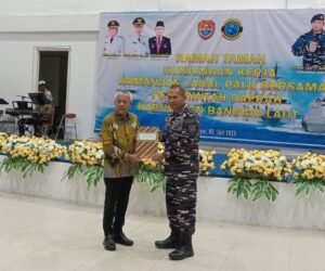 Bupati Banggai Laut, Sofyan Kaepa menyerahkan berkas hibah tanah ke Danlanal Palu, Kolonel Laut (P) Marthinus Sir untuk rencana pembangunan pos angkatan laut. (Foto: Nomo/BanggaiTerkini)