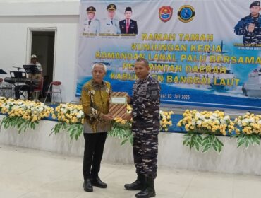 Bupati Banggai Laut, Sofyan Kaepa menyerahkan berkas hibah tanah ke Danlanal Palu, Kolonel Laut (P) Marthinus Sir untuk rencana pembangunan pos angkatan laut. (Foto: Nomo/BanggaiTerkini)