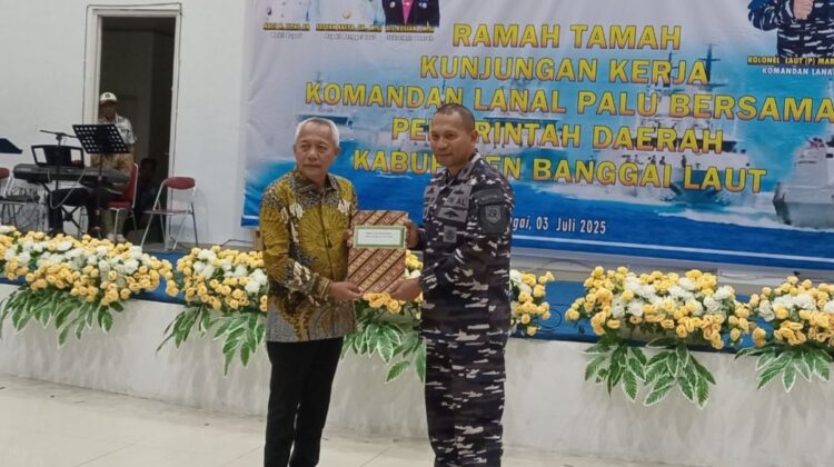 Bupati Banggai Laut, Sofyan Kaepa menyerahkan berkas hibah tanah ke Danlanal Palu, Kolonel Laut (P) Marthinus Sir untuk rencana pembangunan pos angkatan laut. (Foto: Nomo/BanggaiTerkini)