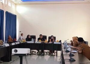Wakil Ketua DPRD Banggai Laut Jamaludin R. Bunsiang memimpin rapat kerja bersama BKPSDMD, Senin 7 Juli 2025 (Foto: Nomo/ BanggaiTerkini)