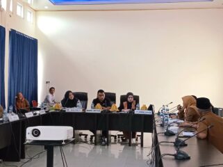 Wakil Ketua DPRD Banggai Laut Jamaludin R. Bunsiang memimpin rapat kerja bersama BKPSDMD, Senin 7 Juli 2025 (Foto: Nomo/ BanggaiTerkini)