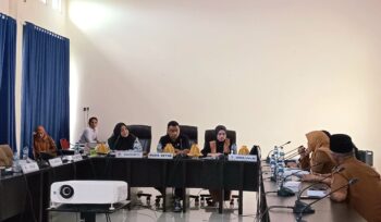Wakil Ketua DPRD Banggai Laut Jamaludin R. Bunsiang memimpin rapat kerja bersama BKPSDMD, Senin 7 Juli 2025 (Foto: Nomo/ BanggaiTerkini)