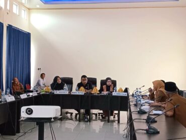 Wakil Ketua DPRD Banggai Laut Jamaludin R. Bunsiang memimpin rapat kerja bersama BKPSDMD, Senin 7 Juli 2025 (Foto: Nomo/ BanggaiTerkini)