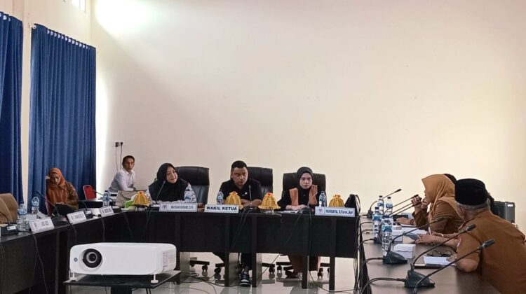 Wakil Ketua DPRD Banggai Laut Jamaludin R. Bunsiang memimpin rapat kerja bersama BKPSDMD, Senin 7 Juli 2025 (Foto: Nomo/ BanggaiTerkini)