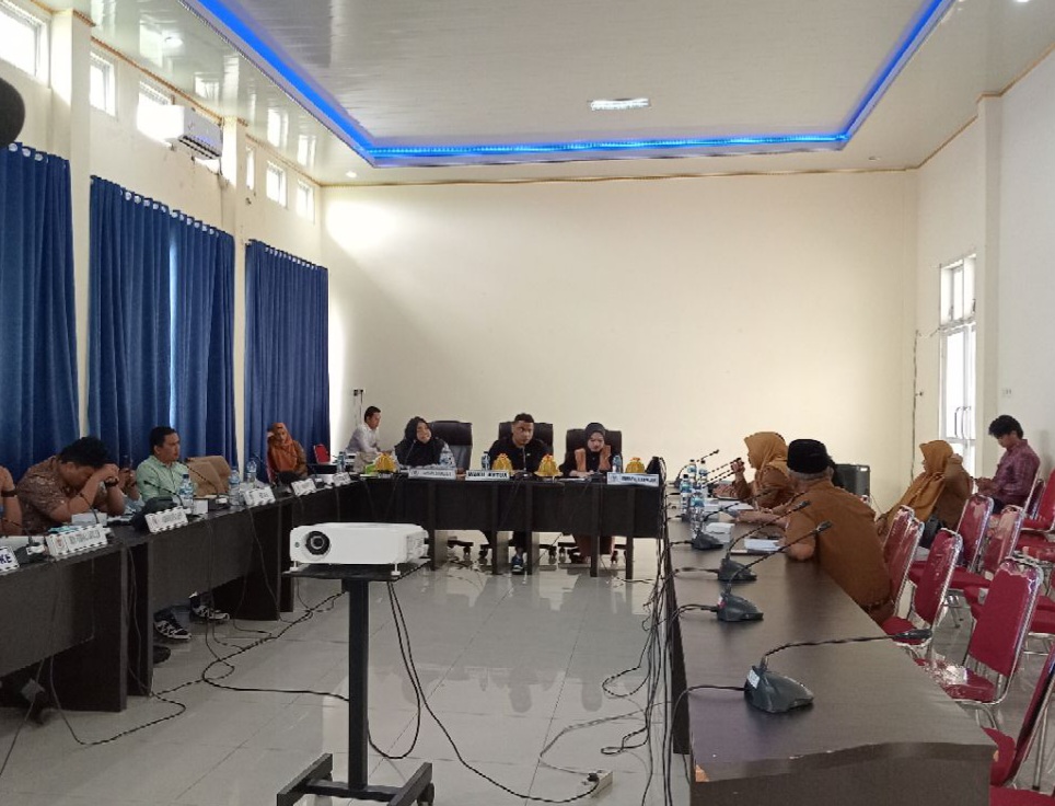 Wakil Ketua DPRD Banggai Laut Jamaludin R. Bunsiang memimpin RDP bersama BKSPDMD, Senin 7 Juli 2025 (Foto:Nomo /BanggaiTerkini)