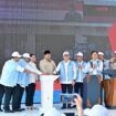 Presiden RI, Prabowo Subianto didampingi ketua DPR RI Puan Maharani, sejumlah menteri dan pejabat menekan sirine tanda peluncuruan koperasi merah putih secara nasional (BPMI Setpres)