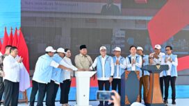 Presiden RI, Prabowo Subianto didampingi ketua DPR RI Puan Maharani, sejumlah menteri dan pejabat menekan sirine tanda peluncuruan koperasi merah putih secara nasional (BPMI Setpres)