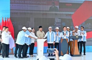 Presiden RI, Prabowo Subianto didampingi ketua DPR RI Puan Maharani, sejumlah menteri dan pejabat menekan sirine tanda peluncuruan koperasi merah putih secara nasional (BPMI Setpres)