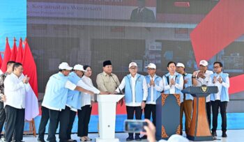 Presiden RI, Prabowo Subianto didampingi ketua DPR RI Puan Maharani, sejumlah menteri dan pejabat menekan sirine tanda peluncuruan koperasi merah putih secara nasional (BPMI Setpres)