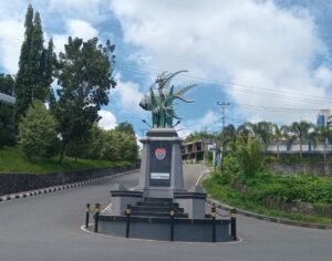 Tugu ikon Cardinal Fish di Banggai Laut (Foto: Nomo/ BanggaiTerkini)