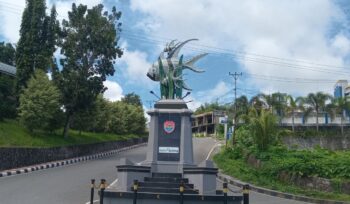 Tugu ikon Cardinal Fish di Banggai Laut (Foto: Nomo/ BanggaiTerkini)