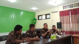 Kajari Banggai Laut, Adnan Hamzah didamping Kasi Intelejen dan Kasi Pidana Khusus pada kegiatan coffee morning bersama sejumlah jurnalis di Kantor Kejari Banggai Laut, Selasa 29 Juli 2025. (Foto : Nomo/BanggaiTerkini)