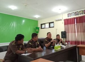Kajari Banggai Laut, Adnan Hamzah didamping Kasi Intelejen dan Kasi Pidana Khusus pada kegiatan coffee morning bersama sejumlah jurnalis di Kantor Kejari Banggai Laut, Selasa 29 Juli 2025. (Foto : Nomo/BanggaiTerkini)