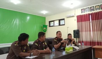 Kajari Banggai Laut, Adnan Hamzah didamping Kasi Intelejen dan Kasi Pidana Khusus pada kegiatan coffee morning bersama sejumlah jurnalis di Kantor Kejari Banggai Laut, Selasa 29 Juli 2025. (Foto : Nomo/BanggaiTerkini)