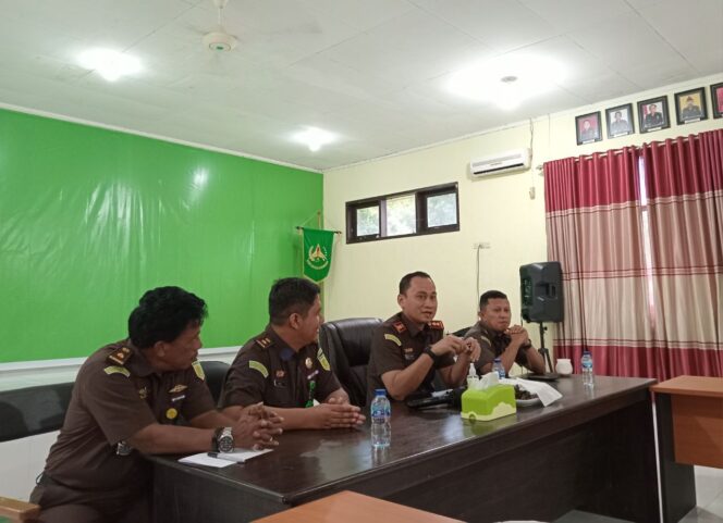 
					Kajari Banggai Laut, Adnan Hamzah didamping Kasi Intelejen dan Kasi Pidana Khusus pada kegiatan coffee morning bersama sejumlah jurnalis di Kantor Kejari Banggai Laut, Selasa 29 Juli 2025. (Foto : Nomo/BanggaiTerkini)