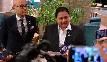 Menko Perekonomian RI Airlangga Hartarto memberikan keterangan pers usai mendampingi Presiden RI dalam KTT BRICS di Brasil, Senin (7/7/2025). (Foto: Kemenko Perekonomian)