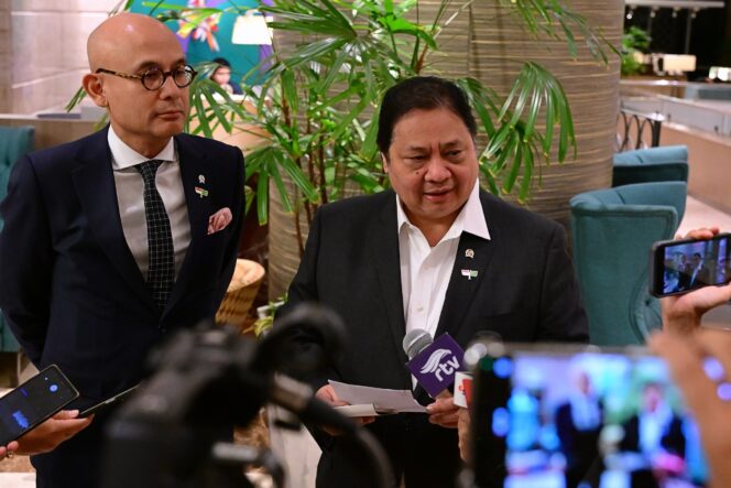 
					Menko Perekonomian RI Airlangga Hartarto memberikan keterangan pers usai mendampingi Presiden RI dalam KTT BRICS di Brasil, Senin (7/7/2025). (Foto: Kemenko Perekonomian)