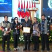 Bupati Banggai Laut, Sofyan Kaepa, berfoto bersama usai menerima sertifikat BALUTKAB-CSIRT dalam acara Pengukuhan Tim Tanggap Insiden Siber (TTIS) di Kantor BSSN, Jakarta (Ist)