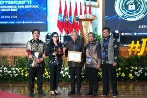 Bupati Banggai Laut, Sofyan Kaepa, berfoto bersama usai menerima sertifikat BALUTKAB-CSIRT dalam acara Pengukuhan Tim Tanggap Insiden Siber (TTIS) di Kantor BSSN, Jakarta (Ist)