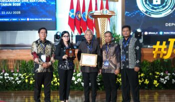 Bupati Banggai Laut, Sofyan Kaepa, berfoto bersama usai menerima sertifikat BALUTKAB-CSIRT dalam acara Pengukuhan Tim Tanggap Insiden Siber (TTIS) di Kantor BSSN, Jakarta (Ist)