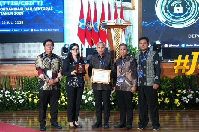 
					Bupati Banggai Laut, Sofyan Kaepa, berfoto bersama usai menerima sertifikat BALUTKAB-CSIRT dalam acara Pengukuhan Tim Tanggap Insiden Siber (TTIS) di Kantor BSSN, Jakarta (Ist)
