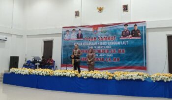 Kepala Kejaksaan Negeri Banggai Laut, Adnan Hamzah bersama Istri pada acara pisah sambut di Gedung Ali Hamid, Sabtu malam 2 Agustus 2025 (Foto: Nomo/BanggaiTerkini)