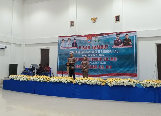Kepala Kejaksaan Negeri Banggai Laut, Adnan Hamzah bersama Istri pada acara pisah sambut di Gedung Ali Hamid, Sabtu malam 2 Agustus 2025 (Foto: Nomo/BanggaiTerkini)